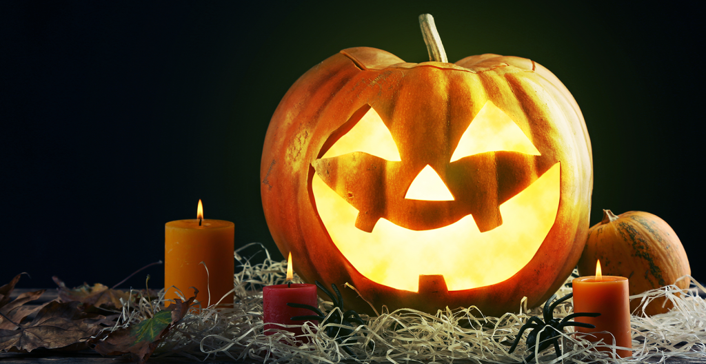 Usa una vela de cera o de LED para la Calabaza de Halloween
    