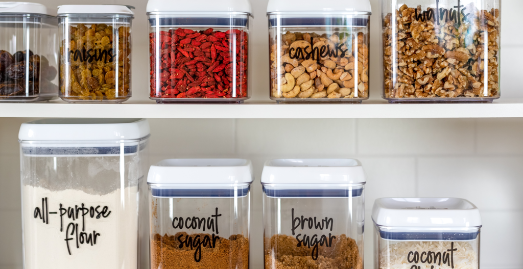 Organiza tu despensa con recipientes transparentes.
