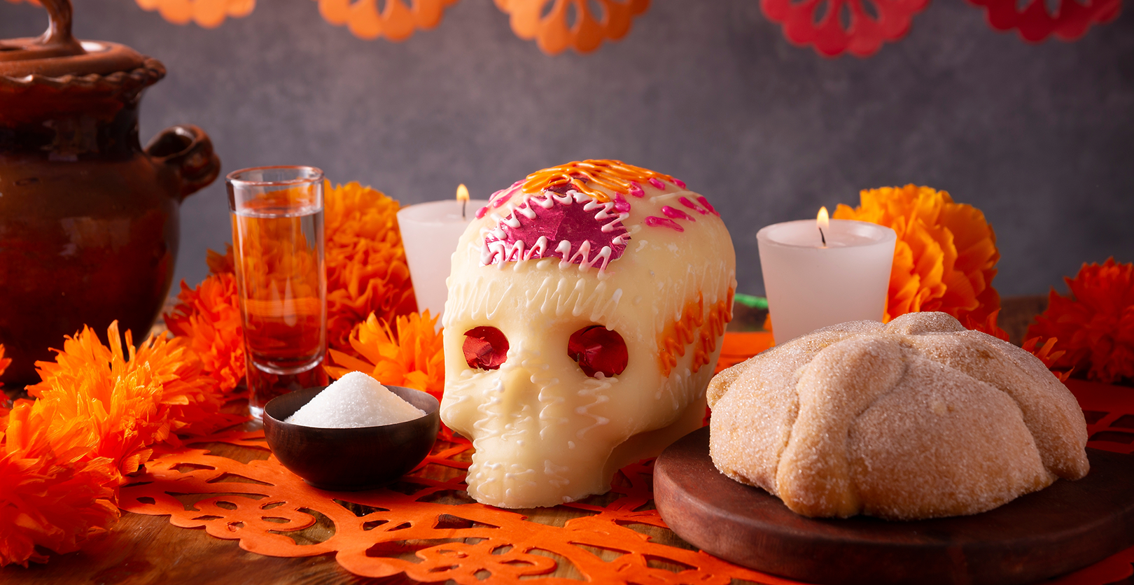 Papel picado casero en el altar.