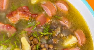 Lentejas con salchicha y tocino