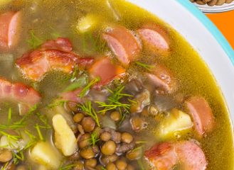 Lentejas con salchicha y tocino