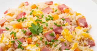 Arroz con jamón y verduras