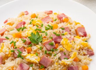 Arroz con jamón y verduras