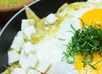 Chilaquiles divorciados con jamón