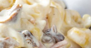 Pasta cremosa con champiñones y jamón