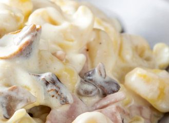 Pasta cremosa con champiñones y jamón