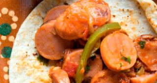 Tacos de salchicha guisada
