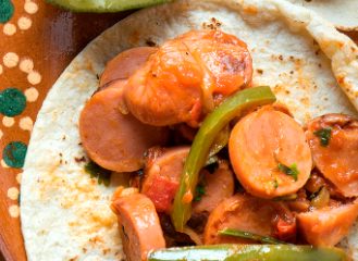 Tacos de salchicha guisada